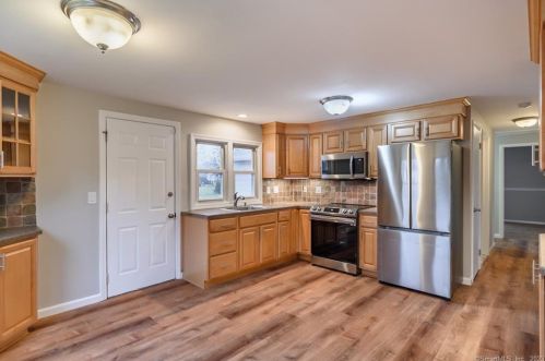 55 Pine River Rd, North Haven CT  06473-3312 exterior