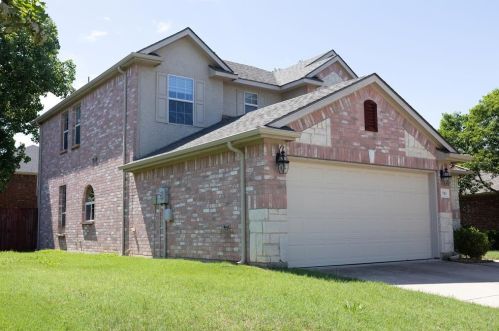 513 Angela Ln, Euless, TX 76039-3883