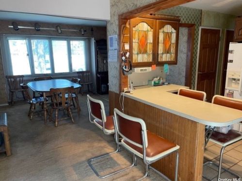 385 Broome Ave, North Lindenhurst NY  11757-3834 exterior