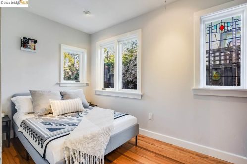 5912 Fremont St, Oakland CA 94608-2217 exterior