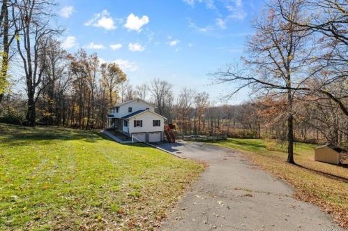 625 Station Rd, Rock Tavern, NY 12575-5547
