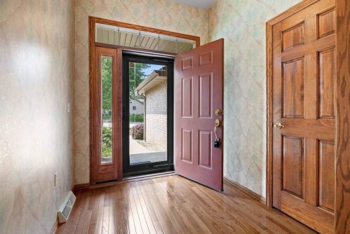 396 Riverwood Ln, Green Bay, WI 54313-9559