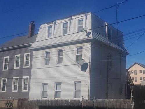 212 Wade St, Fall River, MA 02721-2840