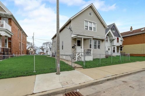 2129 13th St, Milwaukee, WI 53215-2713