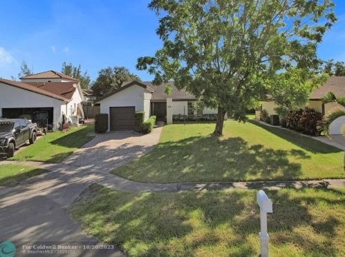 212 2nd Ct, Dania Beach FL  33004-4813 exterior