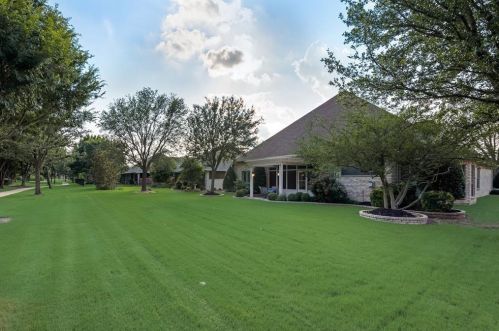 8817 Crestview Dr, Denton TX  76207-8601 exterior