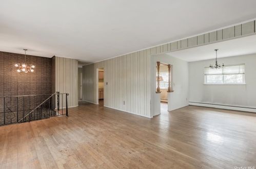 9 Foothill Ln, Elwood NY  11731-4106 exterior