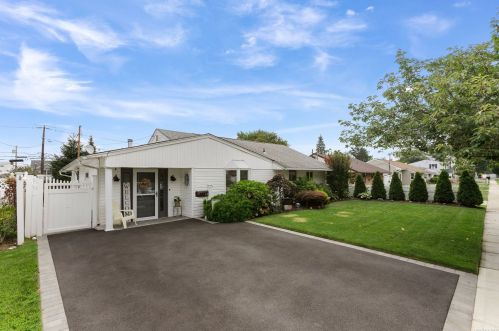 14 Millpage Dr, Bethpage NY  11714-4809 exterior