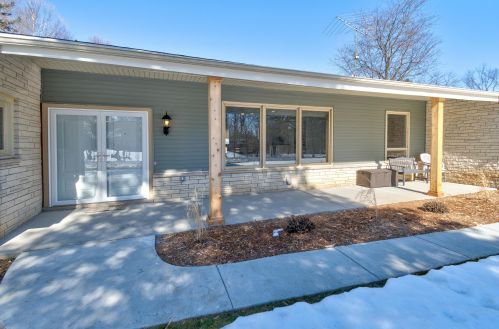 20000 Pinecrest Ln, Waukesha, WI 53146-1339