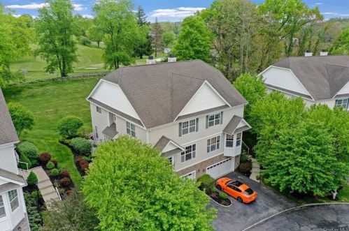 8 Green Ct, Middletown, NY 10940-2670
