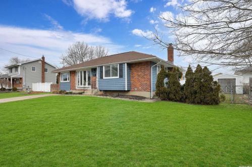 209 Cedarwood St, Islip Terrace, NY 11752-2505