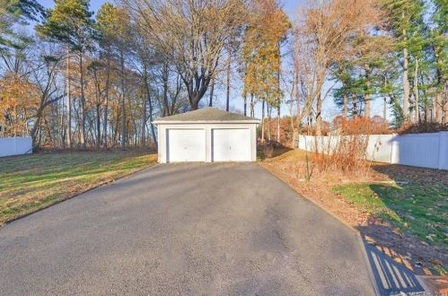 22 Tunxis St, Farmington CT  06032-2814 exterior