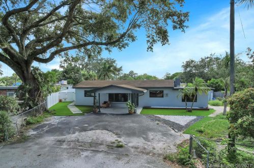 1961 56th Way, Hollywood FL  33021-3813 exterior