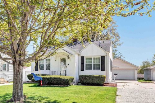 1135 Ridge Rd, Green Bay, WI 54304-2375