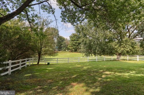 6411 Devonshire Hts Rd, Harrisburg PA 17111-4818 exterior