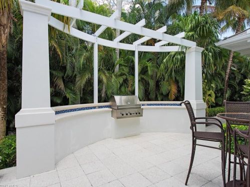 137 1st Ave, Naples FL  34102-5902 exterior