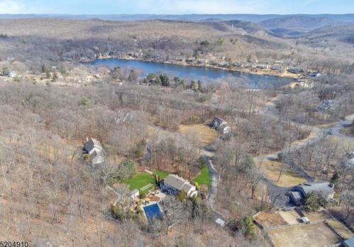 19 Marisa Ct, West Milford NJ  07480-3000 exterior