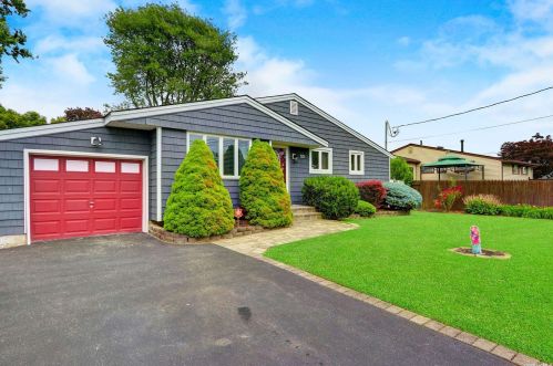 53 13th St, Deer Park, NY 11729-4051