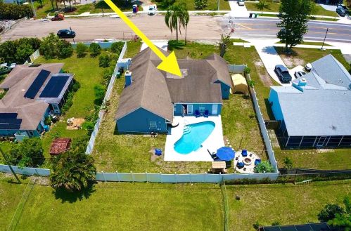 2062 Floresta Dr, Fort Pierce FL  34984-4706 exterior