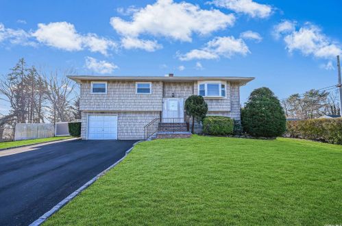 74 Ontario Dr, Bayshore, NY 11706-4827