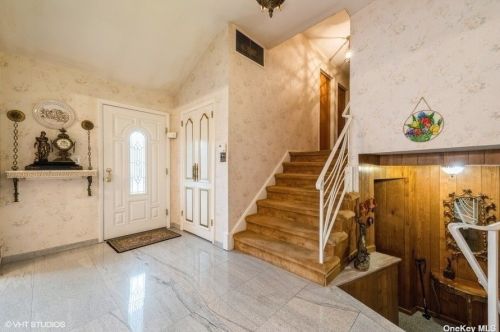 76 Shelbourne Ln, New Hyde Park NY  11040-1044 exterior