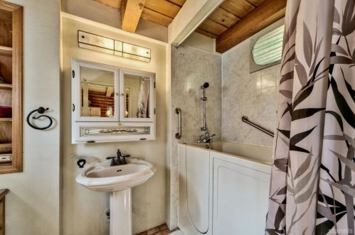 1860 F St, South Lake Tahoe CA  96150-3630 exterior