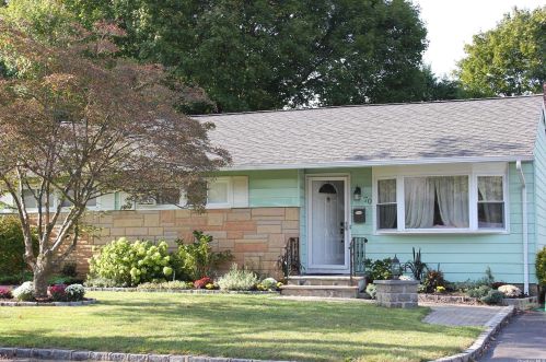 70 14th St, Huntington Station, NY 11746-2321