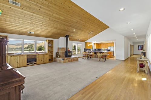 1750 Orch Rd, Hollister CA  95023-9210 exterior