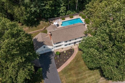 31 Deerhaven Dr, Nashua, NH 03064-1122