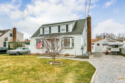 1870 New York Ave, North Bellmore, NY 11710-2638