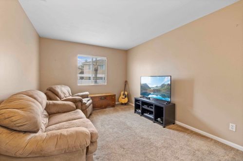 42092 Orange Blossom Dr, Temecula CA  92591-5542 exterior