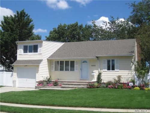 3993 Old Post Rd, Seaford, NY 11783-1148