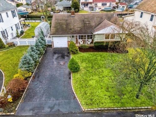 16 Stuart Ave, Amityville, NY 11701-4226