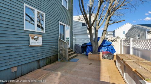 8 Harborside Dr, Pelican Island NJ  08751-1316 exterior