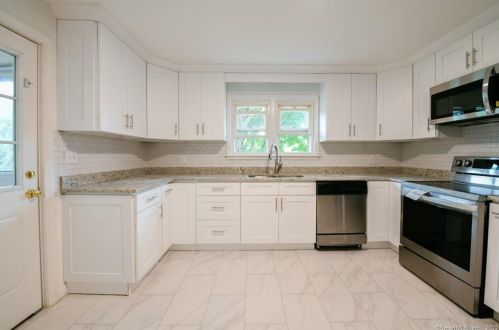 54 Henry St, Waterbury CT  06708-2608 exterior