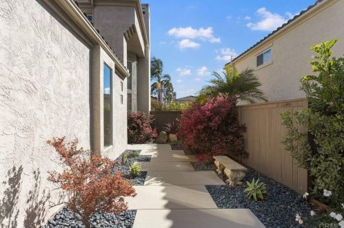 1548 Sapphire Ln, Vista, CA 92081-8806