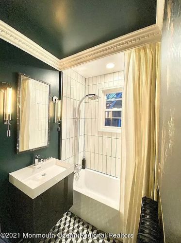 208 Park Dr, Woodbridge NJ  07095-2002 exterior