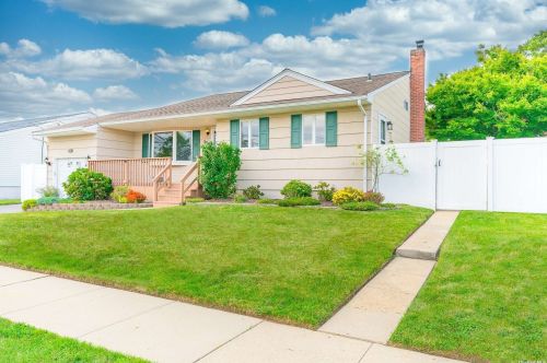 10 Prairie Ln, North Lindenhurst, NY 11757-6923