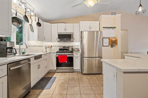 29 River Dr, Providence, RI 02919-6330