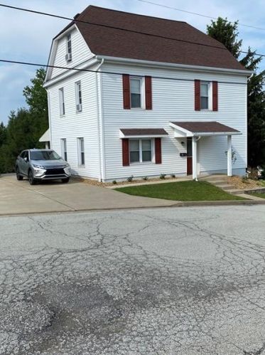 207 Sycamore St, Jeannette, PA 15644-2644