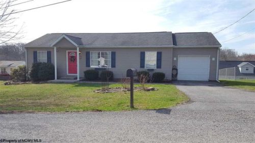 170 Stratford Dr, Lake Ridge, WV 26330-9225