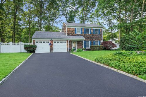 3 Indian Ridge Pl, Panamoka, NY 11961-3002