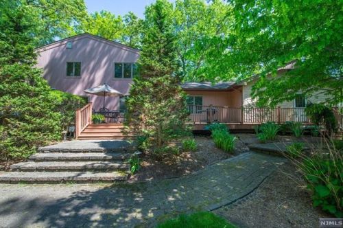 902 Briarwoods Rd, Franklin Lakes NJ  07417-1106 exterior