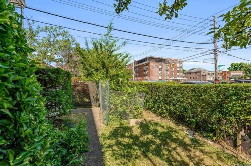 2340 Laconia Ave, Bronx NY  10469-1441 exterior