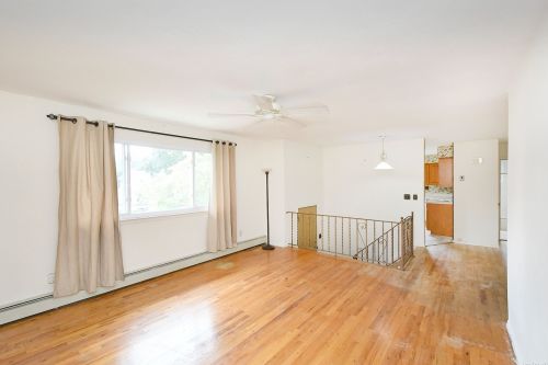 9 Leghorn Ct, Huntington Station NY  11746-2820 exterior