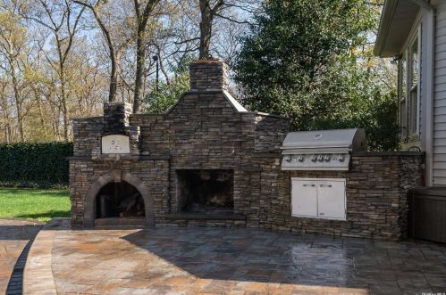 55 Chestnut St, Mount Sinai NY  11766-2326 exterior