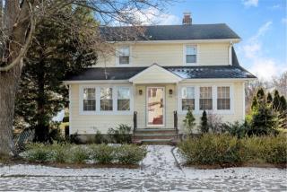 82 Hillside Ave, North Hills, NY 11030-2254
