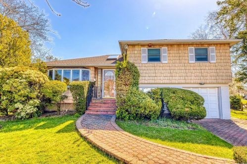 2495 Abbey Ln, Seaford, NY 11783-3510