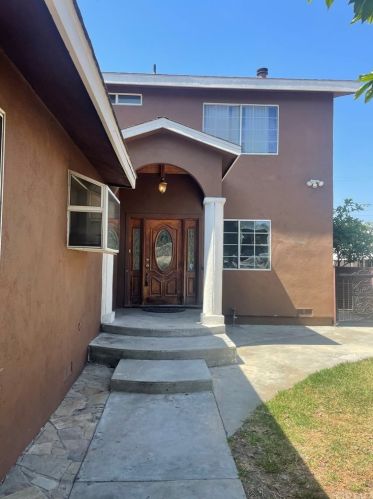 51 53rd St, Long Beach, CA 90805-5829