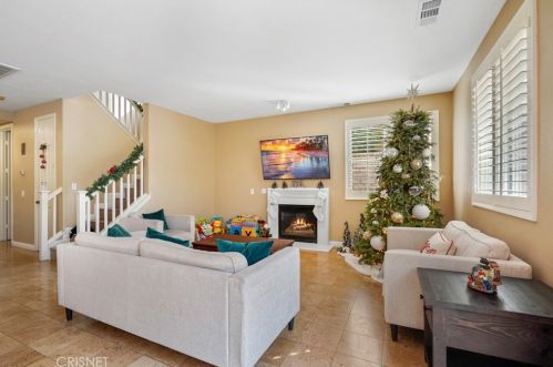 19920 Holly Dr, Santa Clarita CA  91350-3698 exterior